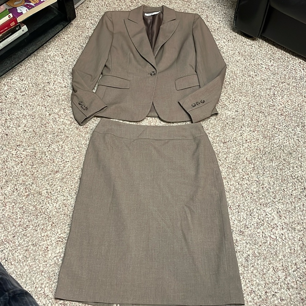 Tahari skirt suit in excellent condition